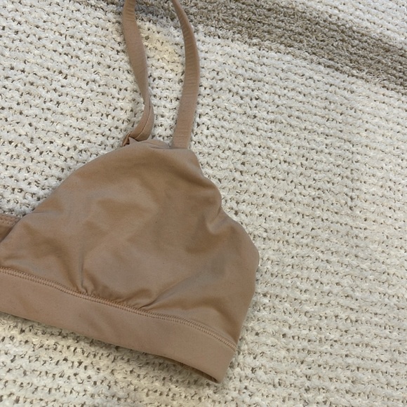 2 SKIMS bras size XS - Picture 4 of 6